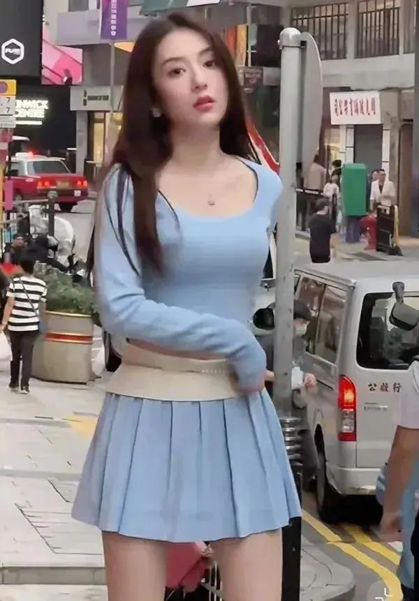 方媛在香港街头的一组街拍照片火爆了整个网络，她的穿搭和气质完全打破了人们对她的固有印象，让人眼前一亮。 方媛身穿一套浅蓝色的露脐套装，简洁大方，上身是紧身的短款针织衫，完美展现出身材曲线，下半身搭配了一条同色系百褶短裙。 随着步伐轻轻摆动，