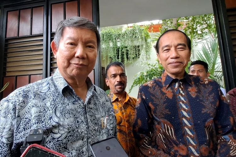 Adik Presiden Prabowo Subianto, Hashim Djojohadikusumo, bertemu Presiden ke-7 Ri Joko Widodo (Jokowi), di Kediaman Jokowi, Gang Kutai Utara, Kelurahan Sumber, Kecamatan Banjarsari, Kota Solo, Jateng, pada Jumat (7/3/2025).