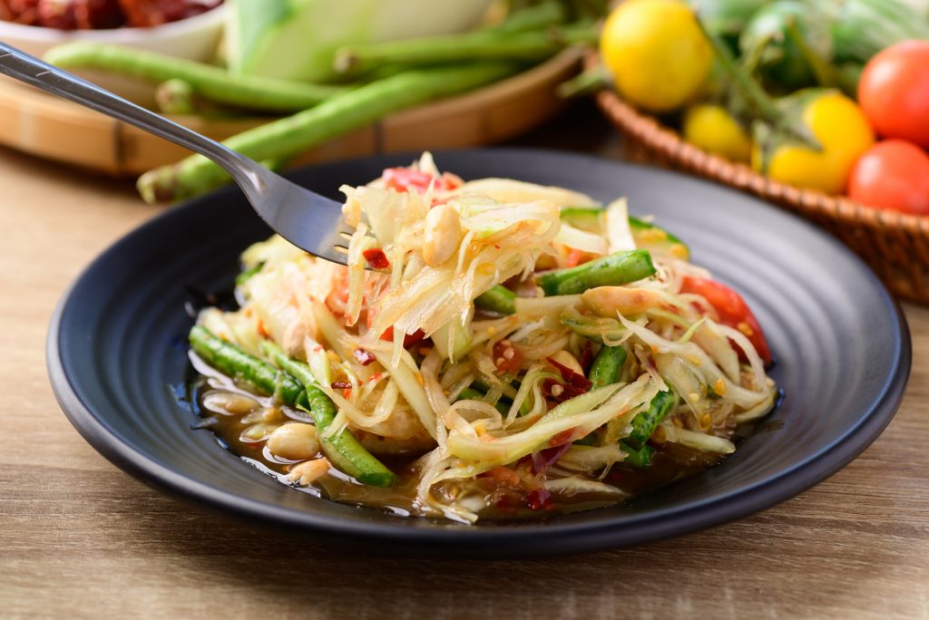 Som Tam Thai – Knackiger, würziger &amp; süß-saurer Papaya-Salat
