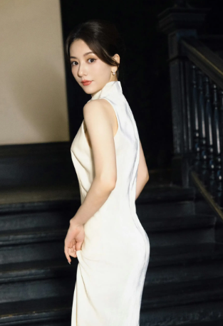 34岁方媛香港街拍撞脸张柏芝，穿露脐装娇俏似少女，这下没人再笑郭富城了！