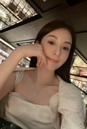 34岁方媛香港街拍撞脸张柏芝，穿露脐装娇俏似少女，这下没人再笑郭富城了！