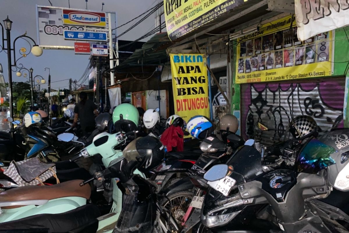 Puluhan motor di salah satu penitipan dekat stasiun Bekasi selamat dari banjir karena pemiliknya cekatan mengevakuasi ke tempat tinggi