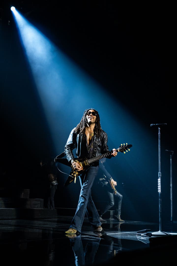 Lenny Kravitz verliebt sich jedes Mal, wenn er in sein Publikum schaut. Auch das Gegenüber