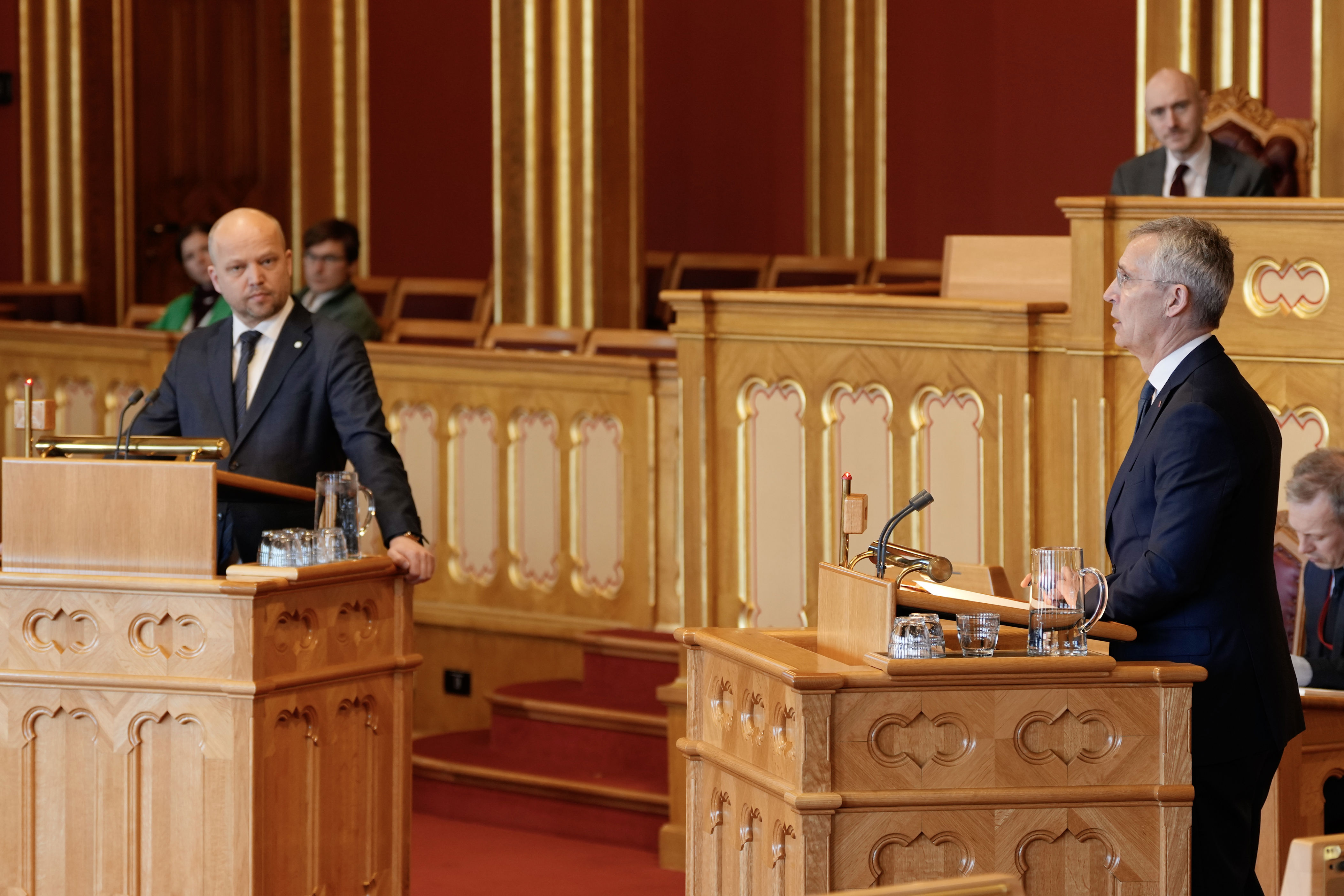 Trygve Slagsvold Vedum (Sp) og finansminister Jens Stoltenberg (Ap) under en debatt i Stortinget. Foto: Rodrigo Freitas / NTB