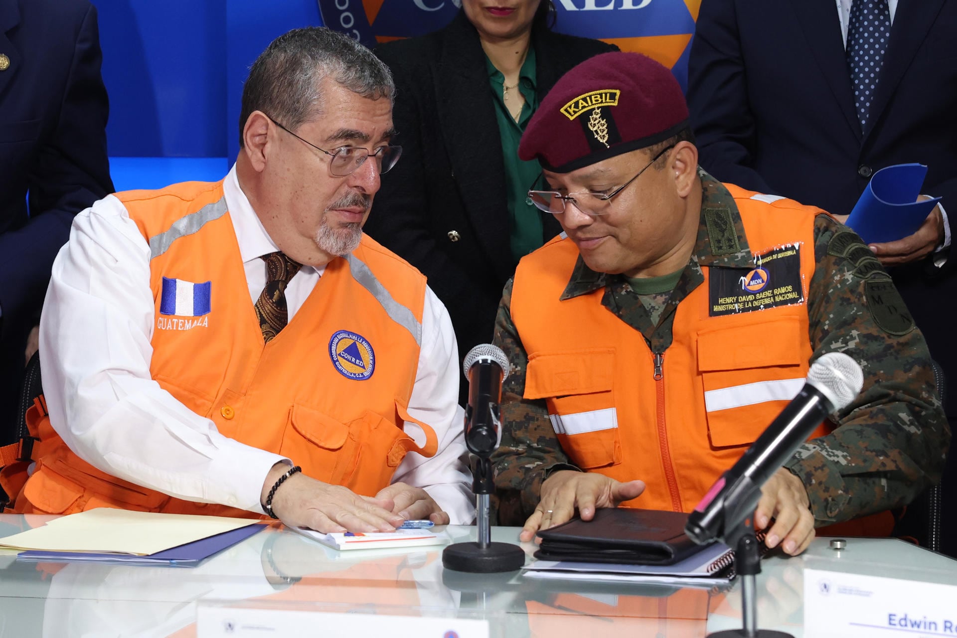El presidente de Guatemala, Bernardo Arévalo de León (i), y el ministro de Defensa Nacional, Henry Saenz, en una foto de archivo. | Crédito: EFE/ Mariano Macz