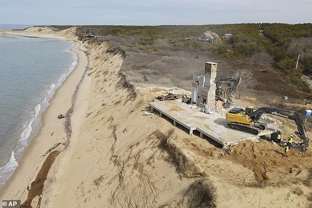 Sad moment gorgeous beachside mansion built in 2010 is demolished to ...