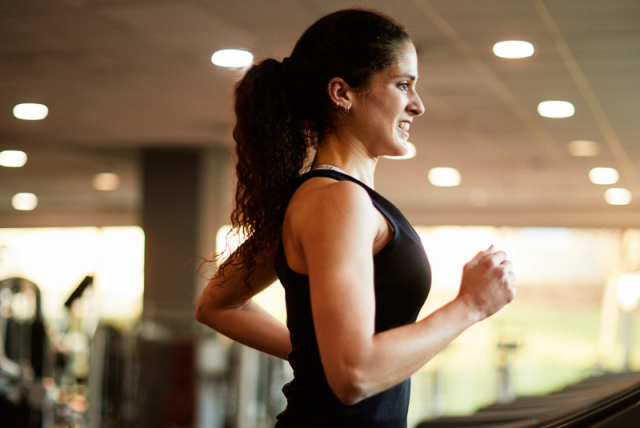 Combinar los ejercicios de fuerza y cardio ayudan al organismo iStock