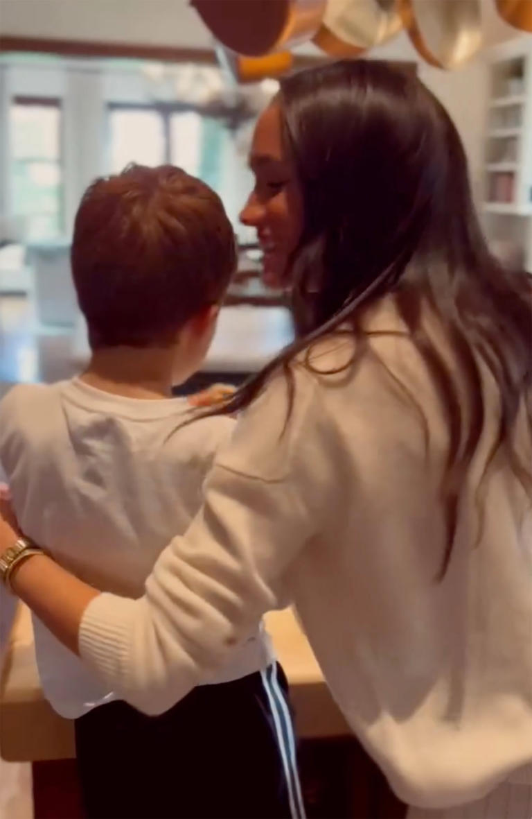 Meghan Markle and Prince Harry’s kids Archie and Lilibet bake cookies(01)