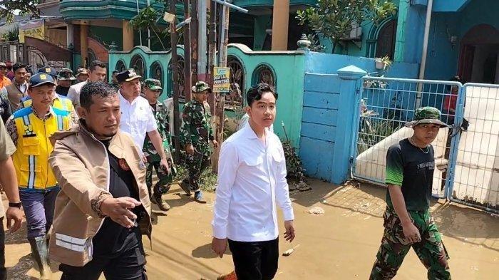 TINJAU BANJIR- Wakil Presiden Gibran Rakabuming Raka terjang lumpur saat tinjau lokasi banjir di Perumahan Pondok Gede Permai (PGP) Jatiasih, Kota Bekasi pada Rabu (5/3/2025) (TribunJakarta.com/Yusuf Bachtiar)