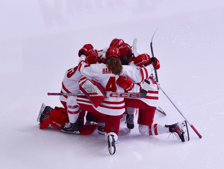 wisconsin-women-s-hockey-advances-to-final-faceoff-championship