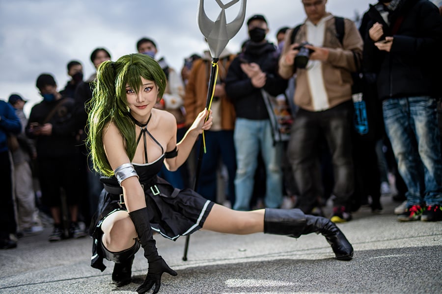 葬送のフリーレン』しなやかボディで魅了するユーベルのコスプレイヤー