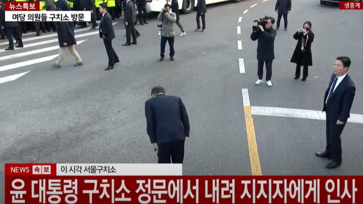 尹錫悅在路口向支持者鞠躬。（圖／翻攝自YTN）