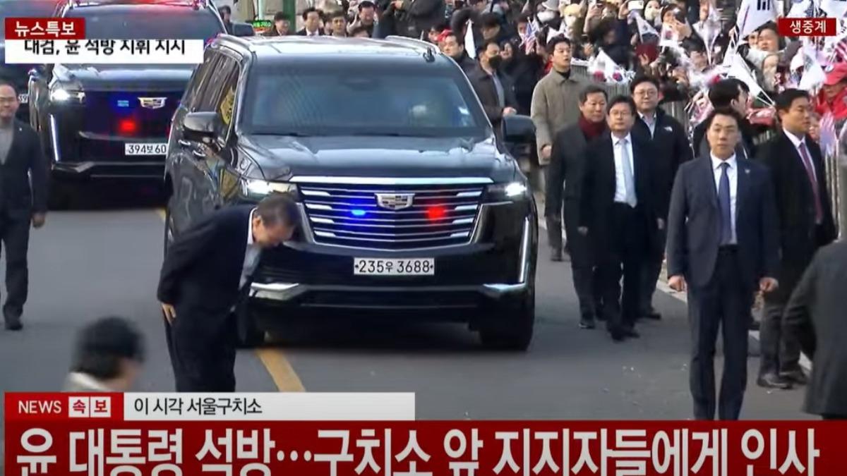 尹錫悅謙卑鞠躬，現場擠滿了支持者。（圖／翻攝自YTN）