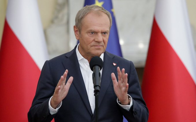 波蘭總理 唐納德 · 圖斯克（Donald Tusk） 週五在國會發表演說時宣布，波蘭政府正計劃推動大規模軍事訓練，要求所有成年男性接受軍事訓練，以應對日益惡化的歐洲安全局勢。&nbsp;&nbsp;&nbsp;圖:擷自X帳號@visegrad24
