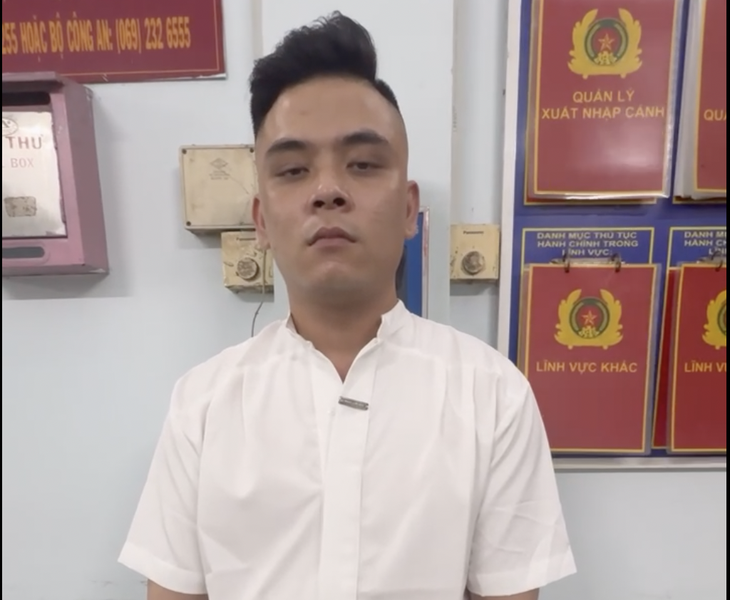 Nam thanh niên bênh chó - Câu chuyện tranh cãi tại phố đi bộ Nguyễn Huệ