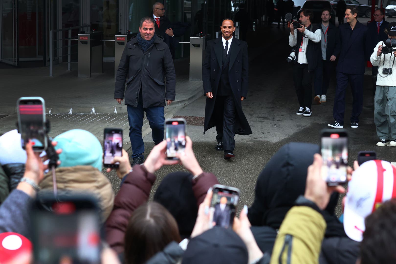 Ein Mann sieht Rot – Lewis Hamilton geht mit Ferrari die letzte grosse ...