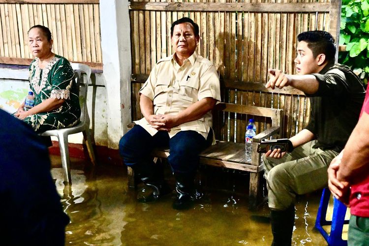 Presiden Prabowo Subianto meninjau korban terdampak banjir di Babelan, Kabupaten Bekasi, Jawa Barat, Sabtu (8/3/2025).