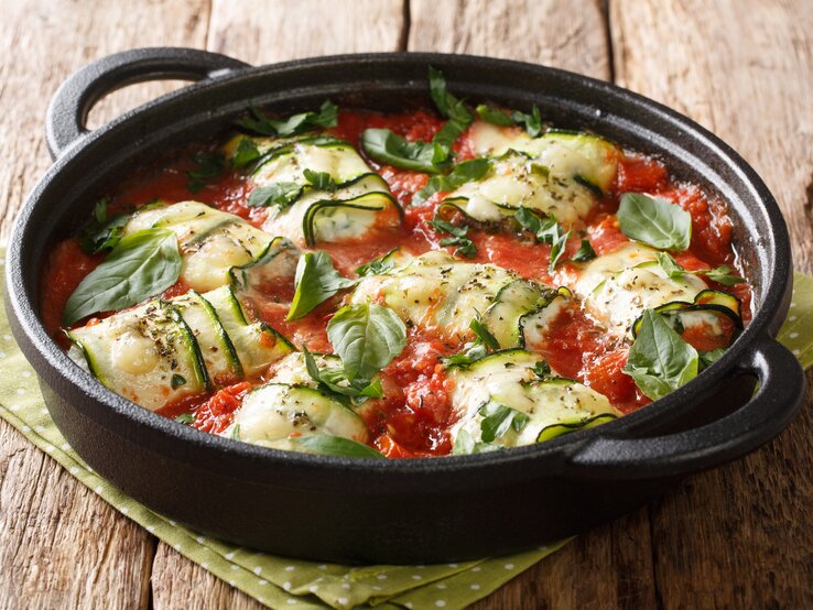 Low Carb: Gefüllte Zucchini mit Feta &amp; Ricotta in Tomatensoße