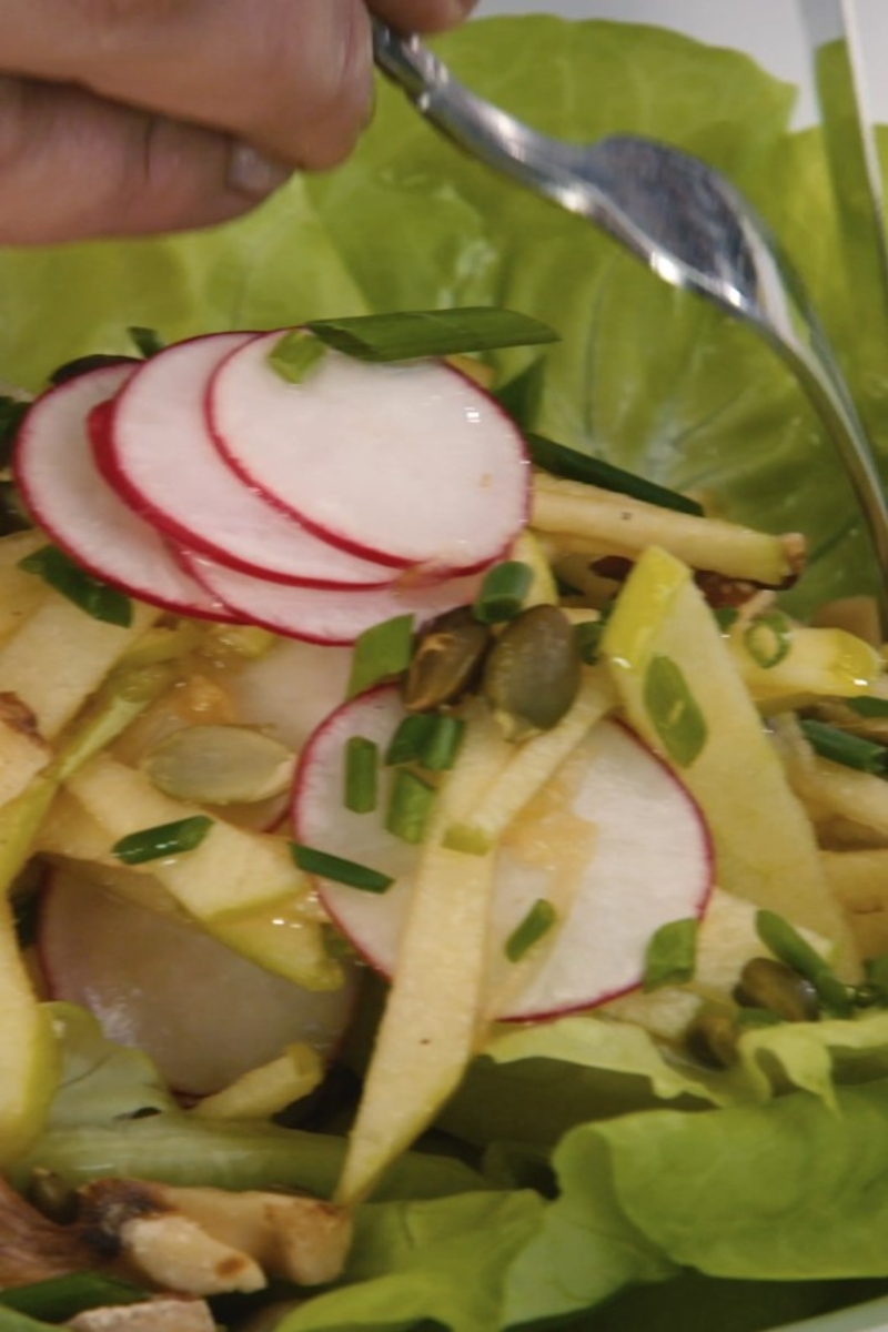 Knackiger Radieschen-Apfel-Salat mit Walnuss-Dressing