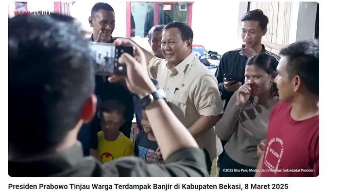 PRABOWO KE BEKASI: Tangkapan layar momen saat Presiden Prabowo Subianto didampingi Seskab Teddy kunjungi warga kebanjiran di Bekasi pada Sabtu (8/3/2025). Momen presiden Prabowo banjir-banjiran saat buka puasa di rumah warga Bekasi viral. Aksi tak biasa Seskab Teddy saat foto warga jadi perbincangan. (Youtube Sekretariat Presiden)
