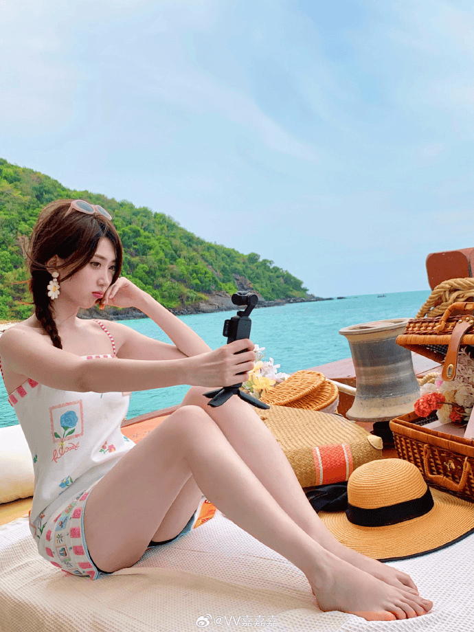 主持唯嘉分享照片并配文：芭提雅的夏日限定