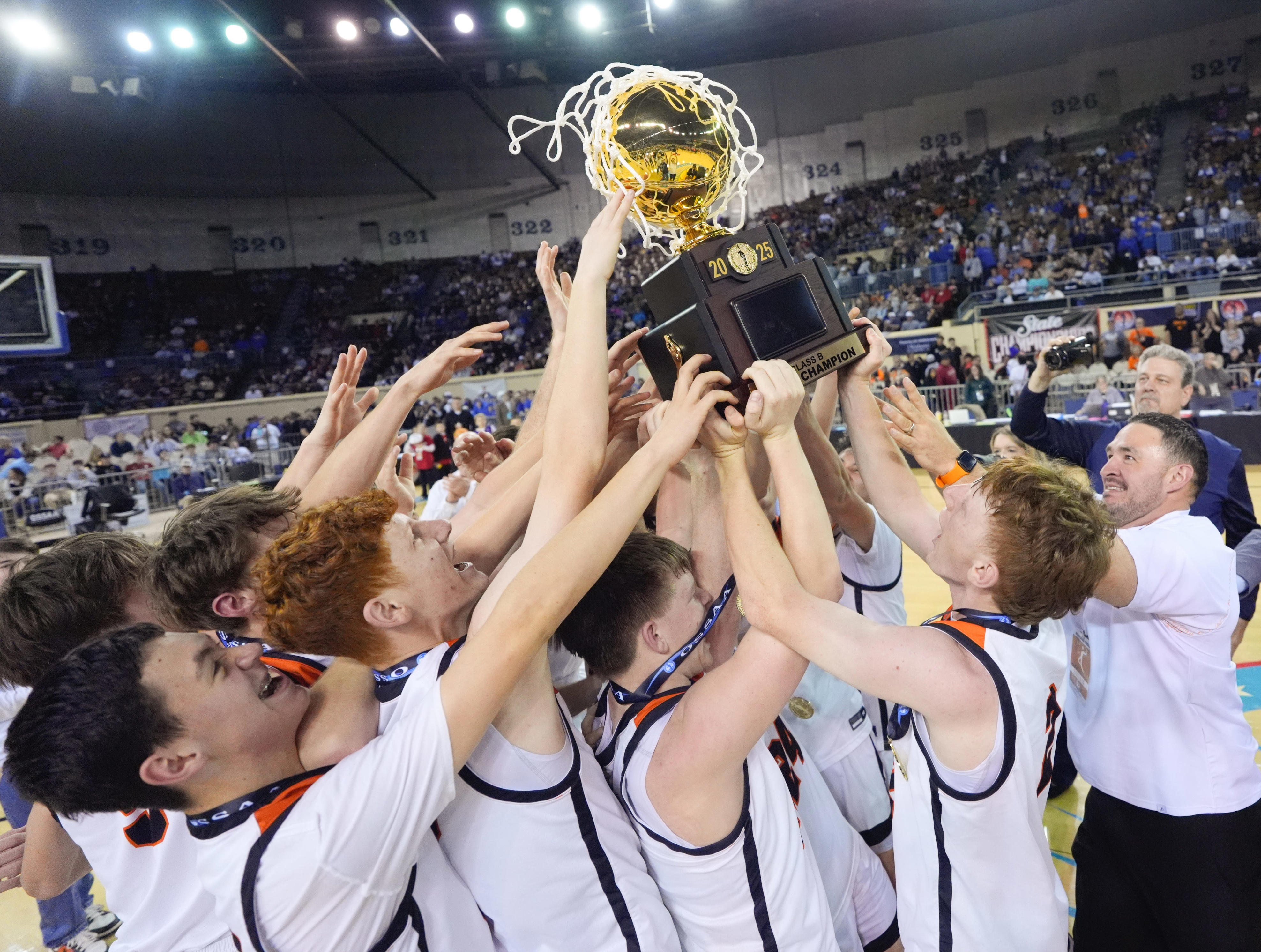 Who has qualified for Oklahoma high school basketball state tournaments?