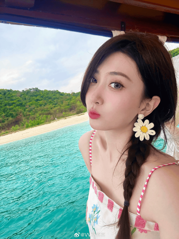 主持唯嘉分享照片并配文：芭提雅的夏日限定