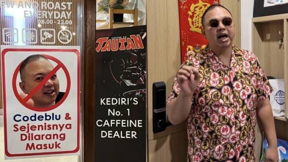 NASIB CODEBLU,- Nasib terbaru Food Vlogger William Anderson alias Codeblue setelah sebar review hoax, kini berurusan dengan hukum. (Kolase Instagram codebluuuu dan hushwatchid)