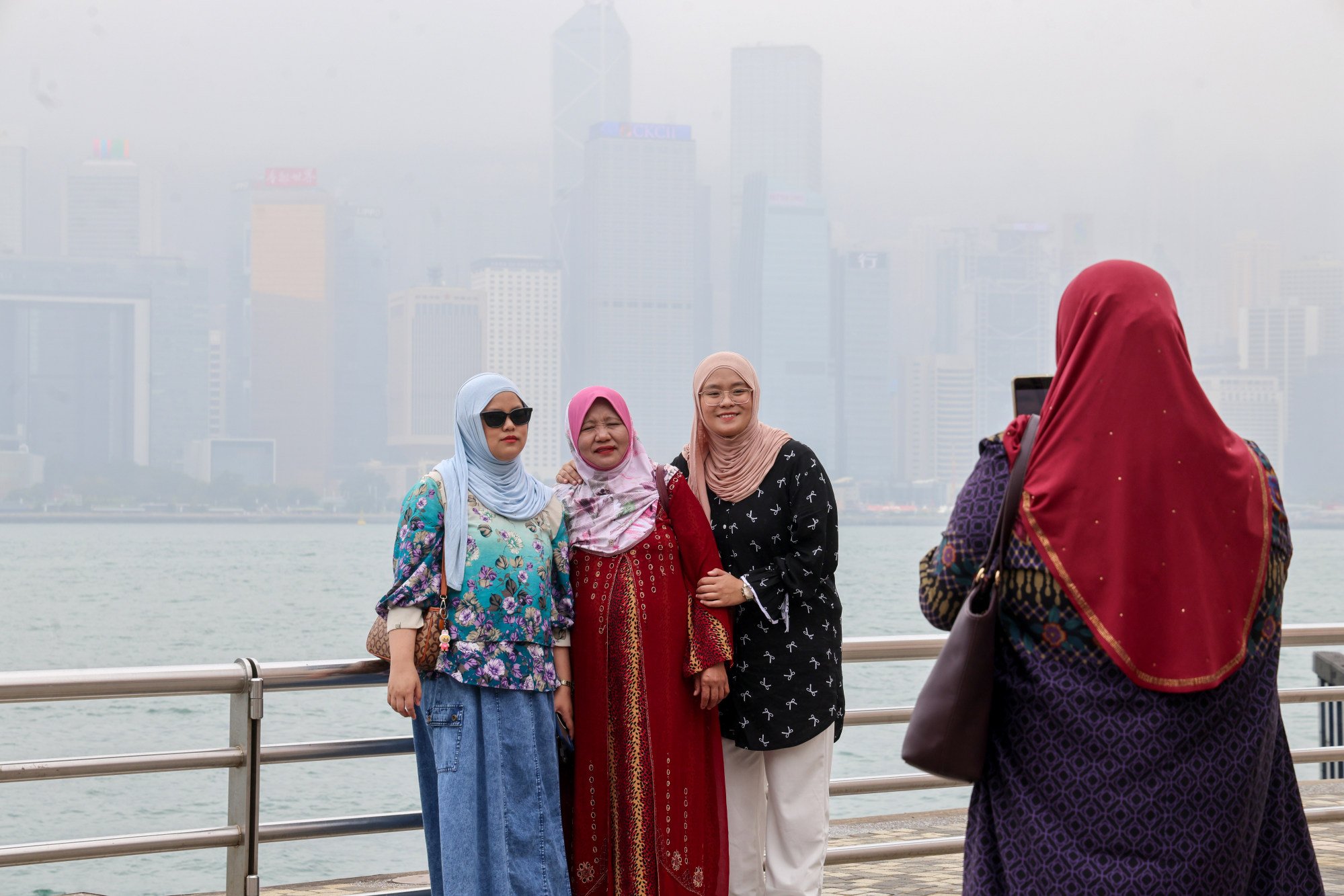 Мусульманские туристы посещают набережную Цим Ша Цуй. Фото: Желе Це