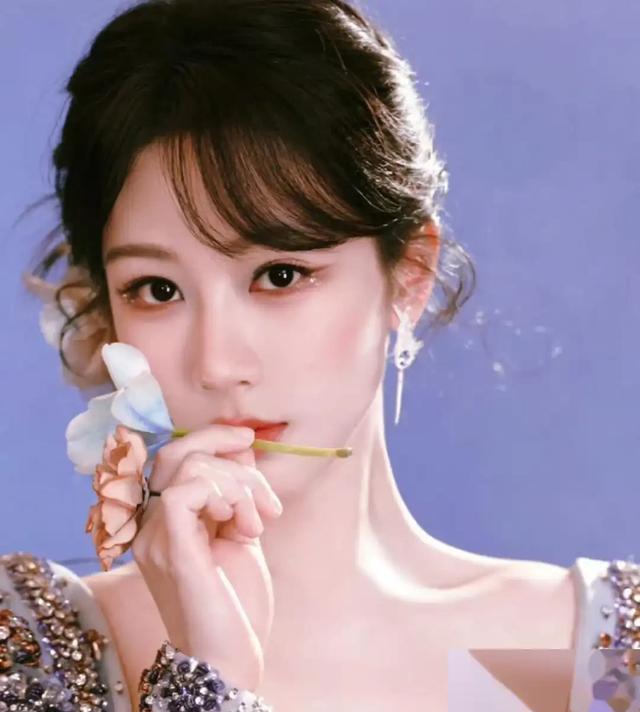 杨紫美出新高度！32岁比20岁还靓，真是红气养人，网友：又整了？