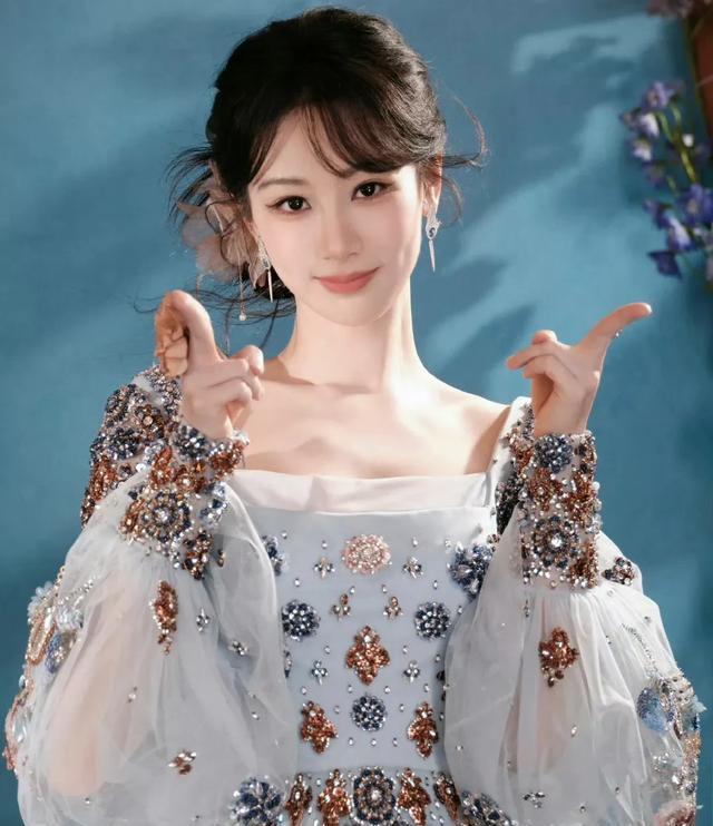 杨紫直播网友却一个劲的追问造型师是谁，网友：把他介绍给我！