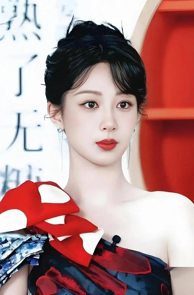 杨紫美出新高度！32岁比20岁还靓，真是红气养人，网友：又整了？