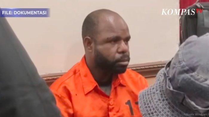 PEMASOK SENJATA KKB - Yuni Enumbi, pecatan TNI yang menjadi pemasok senjata untuk KKB Papua saat ditangkap, Jumat 7 Maret 2025. Tim gabungan dari Polres Keerom dan Satgas Operasi Damai Cartenz menangkap tiga orang terduga penyelundup senjata api (senpi) untuk Kelompok Kriminal Bersenjata (KKB) Puncak Jaya pimpinan Lerimayu Telengen, Jumat (7/3/2024).