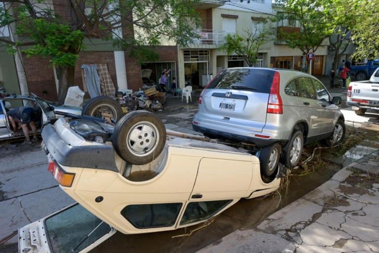 Los autos quedaron amontonados luego del pasaje del temporal. (Foto EFE).