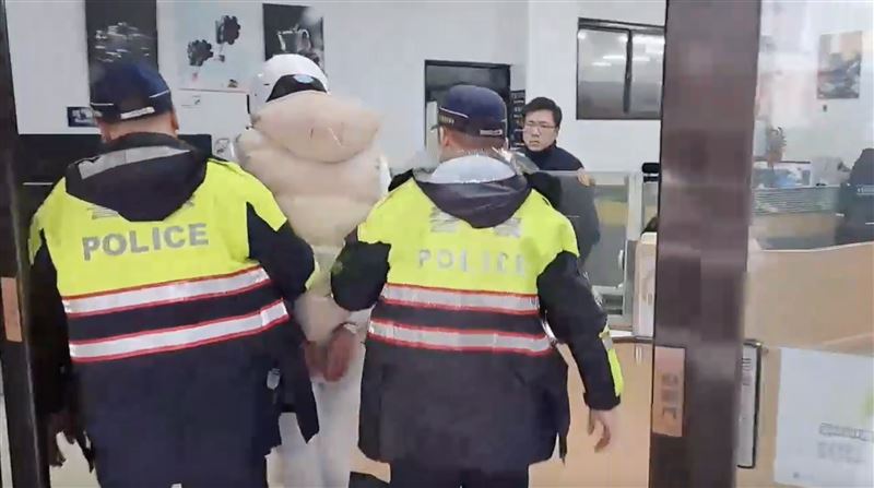 吳男酒駕闖紅燈撞死陳姓醫學生。（圖／翻攝畫面）