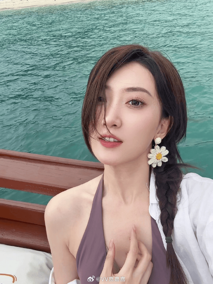 主持唯嘉分享照片并配文：芭提雅的夏日限定