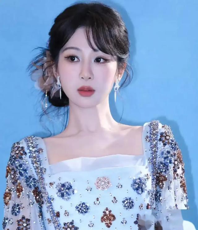 杨紫美出新高度！32岁比20岁还靓，真是红气养人，网友：又整了？