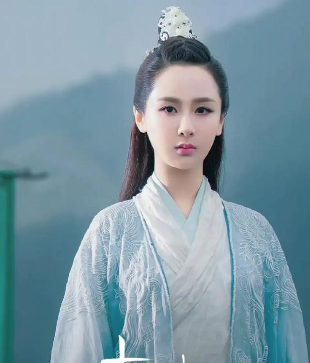 杨紫美出新高度！32岁比20岁还靓，真是红气养人，网友：又整了？