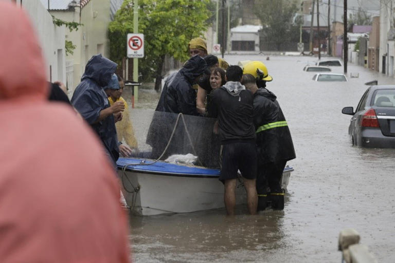 Mucha gente fue evacuada en botes debido a la inundación (Foto EFE).