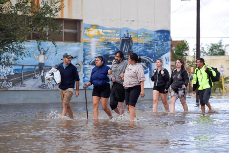 Imágenes dramáticas como estas se sucedieron en la ciudad de Bahía Blanca luego del temporal. (Foto EFE)