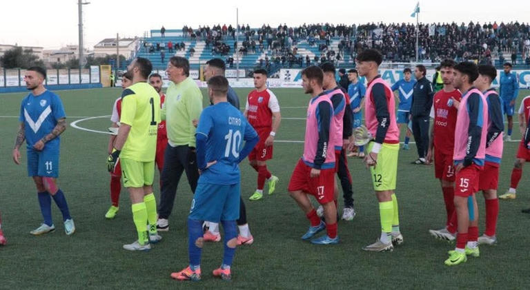 Lancio di oggetti e fumogeni: i tifosi del Brindisi colpiscono un difensore del Fasano. Gara sospesa e incidenti fuori dallo stadio