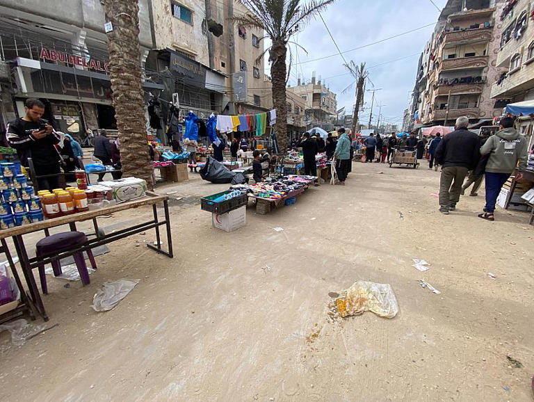 Un pequeño mercado popular en la ciudad de Deir al-Balah, en el centro de la Franja de Gaza, el 7 de marzo de 2025 Euronews