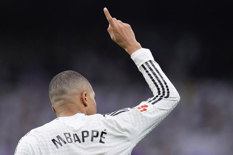 Mbappé and Vinícius score as Real Madrid joins Barcelona at the top of ...