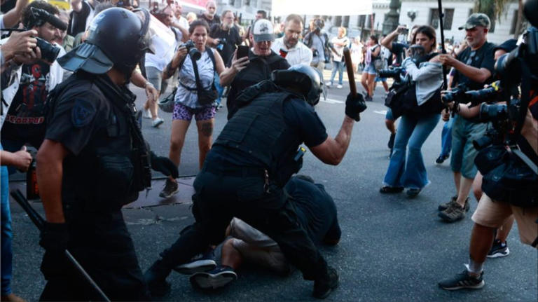 Represión a los jubilados frente al Congreso