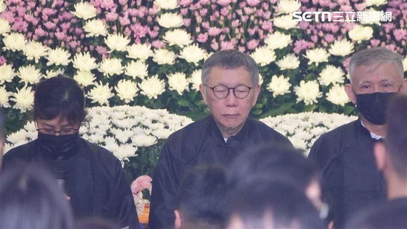 柯文哲上午8時53分現身父親的告別式，並在致詞時再次控訴司法羅織罪名。（圖／記者鄭孟晃攝影）