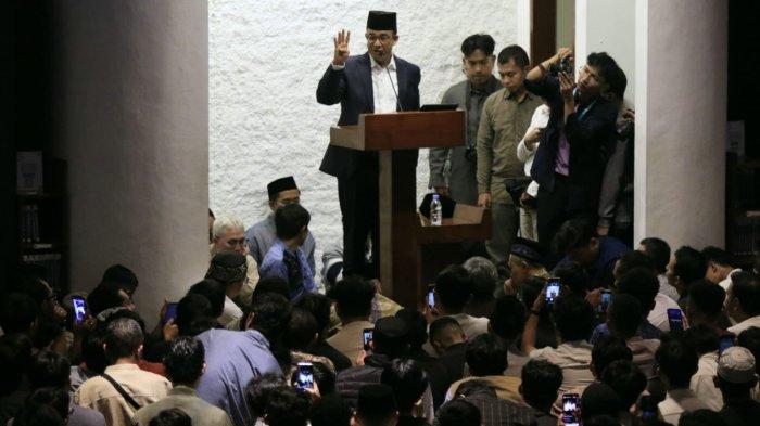 Guberbur DKI Jakarta periode 2017-2022, Anies Rasyid Baswedan menyampaikan ceramah tarawih bertema "Ilmu dan Pikiran Kritis: Alat Penjaga Demokrasi" di Masjid Salman ITB, Jalan Ganesha, Kota Bandung, Jawa Barat, Sabtu (8/3/2025). (Tribun Jabar/Gani Kurniawan)