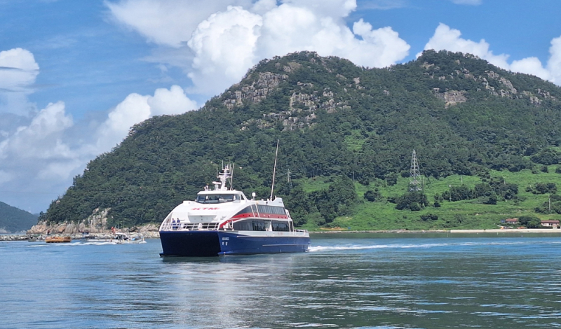 전남도가 2022년부터 시행한 ‘일반인 섬 여객선 반값 운임지원 사업’이 외지 관광객에게 큰 호응을 얻고 있어, 1년여 앞으로 다가온 ‘2026 여수세계섬박람회’와 연계해 전남 섬 관광 활성화의 시너지 효과가 기대된다. /전남도