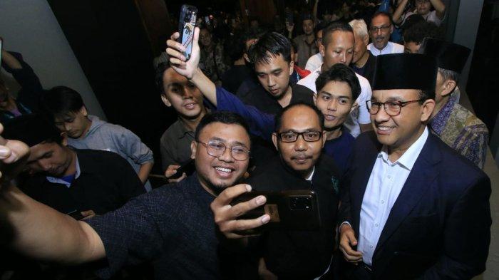 Jemaah berebut foto bersama Guberbur DKI Jakarta periode 2017-2022, Anies Rasyid Baswedan sebelum menyampaikan ceramah tarawih bertema "Ilmu dan Pikiran Kritis: Alat Penjaga Demokrasi" di Masjid Salman ITB, Jalan Ganesha, Kota Bandung, Jawa Barat, Sabtu (8/3/2025). (Tribun Jabar/Gani Kurniawan)