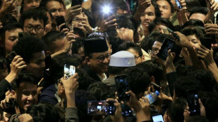 Jemaah berebut foto bersama Guberbur DKI Jakarta periode 2017-2022, Anies Rasyid Baswedan sesudah menyampaikan ceramah tarawih bertema "Ilmu dan Pikiran Kritis: Alat Penjaga Demokrasi" di Masjid Salman ITB, Jalan Ganesha, Kota Bandung, Jawa Barat, Sabtu (8/3/2025). (Tribun Jabar/Gani Kurniawan)