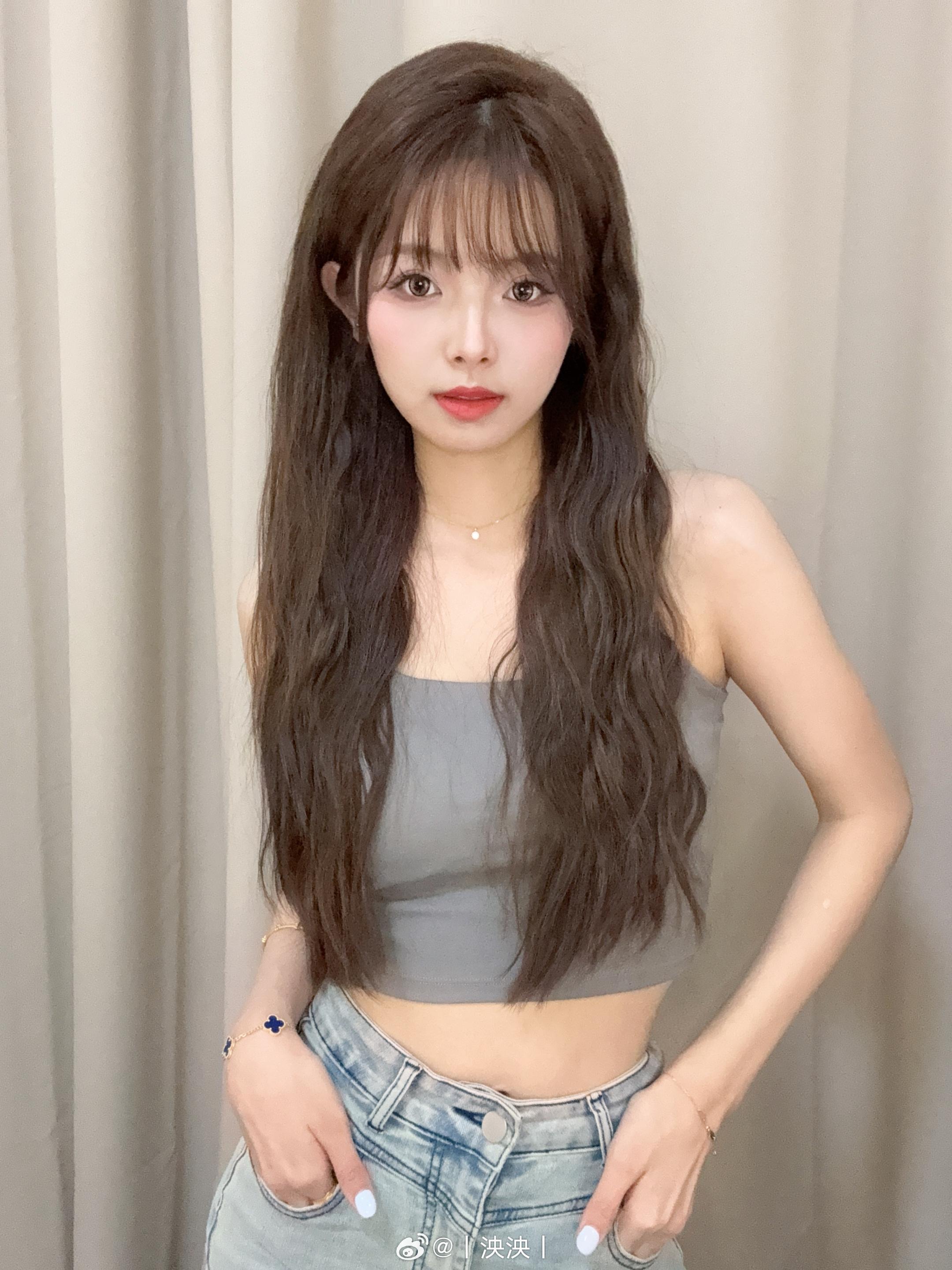 LPL主持泱泱晒照：今天看先锋赛决赛，下周末第二赛段开赛噜